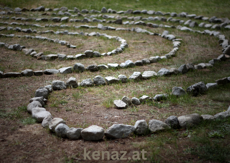 Labyrinth aus Steinen im Gras