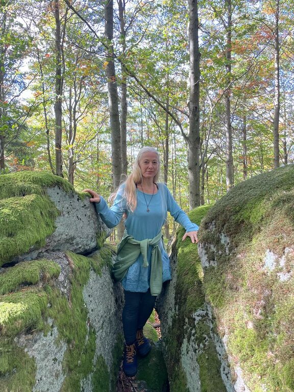 Asa Buchmann mit großen Waldviertler Steinen