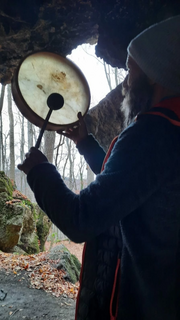 Vitus Pirchner beim schamanischen Trommeln in einer Höhle im Wienerwald